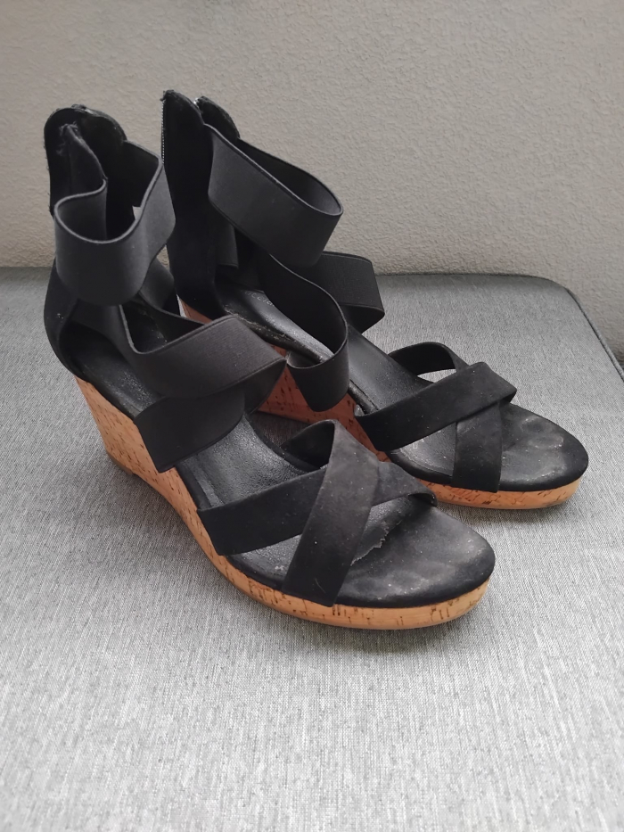 getragene schwarze Keilabsatz Loafer